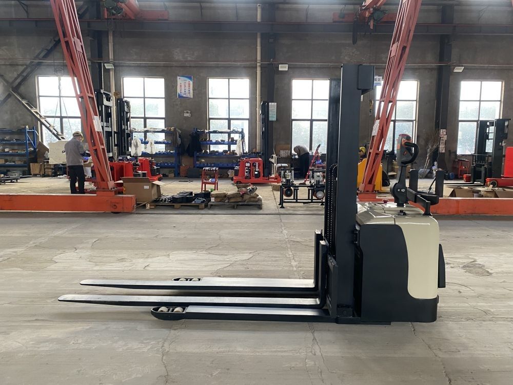 Walking Electric Reach Forklift 1500 KG Capacity AC Drive Fork Tilts Forward And Backward
