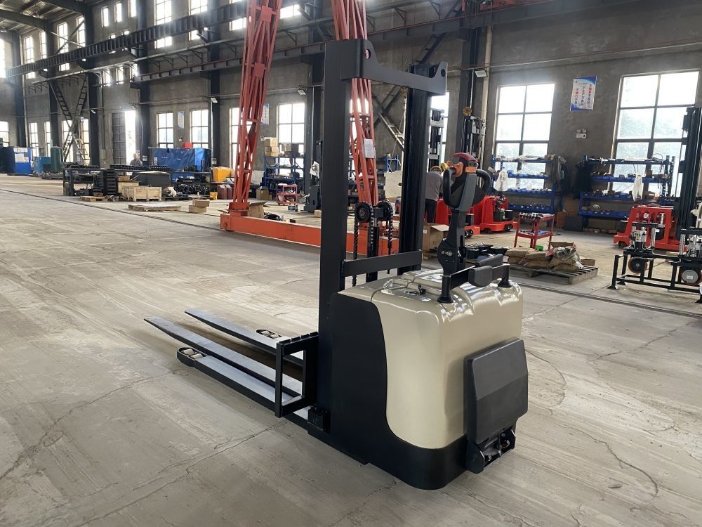 Walking Electric Reach Forklift 1500 KG Capacity AC Drive Fork Tilts Forward And Backward