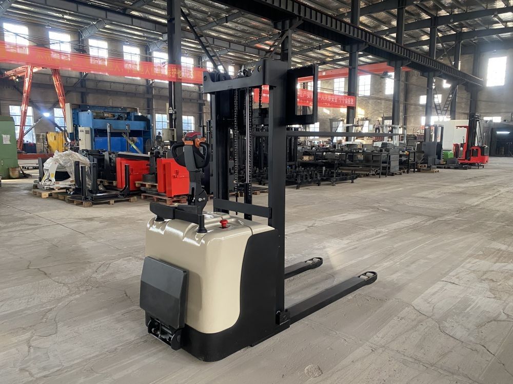 Walking Electric Reach Forklift 1500 KG Capacity AC Drive Fork Tilts Forward And Backward