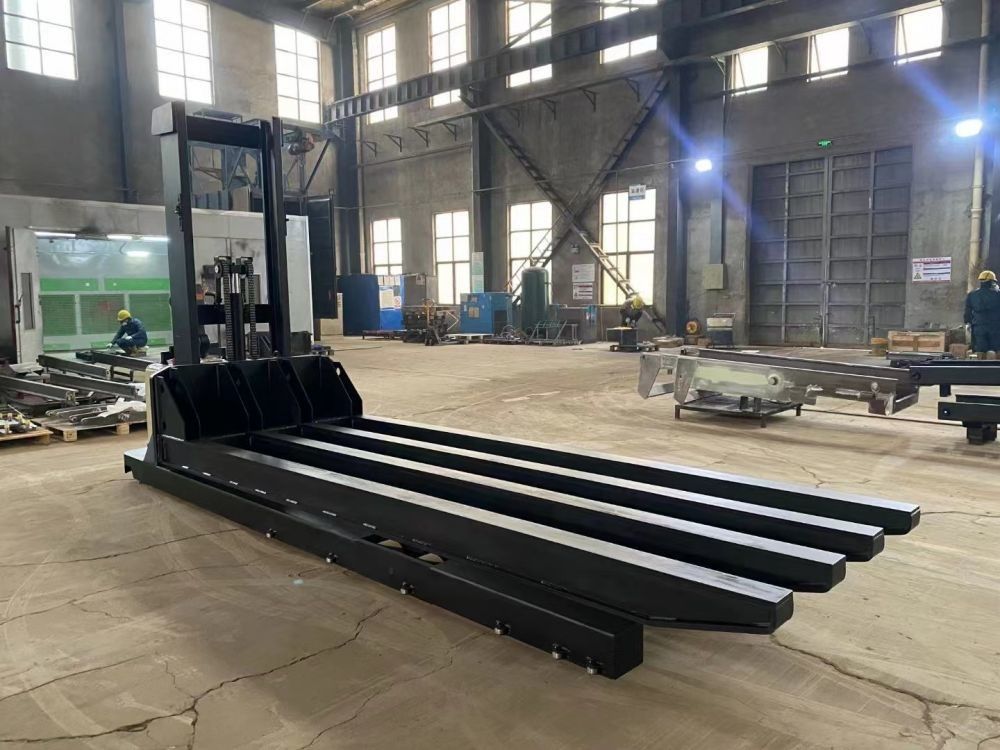 Load Capacity 2500kg Electric Pallet Stacker For Furnace, 4 Forks Electronic Steering Pedal