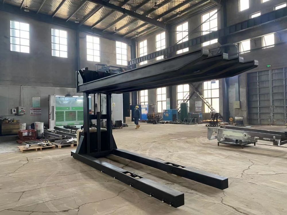 Load Capacity 2500kg Electric Pallet Stacker For Furnace, 4 Forks Electronic Steering Pedal