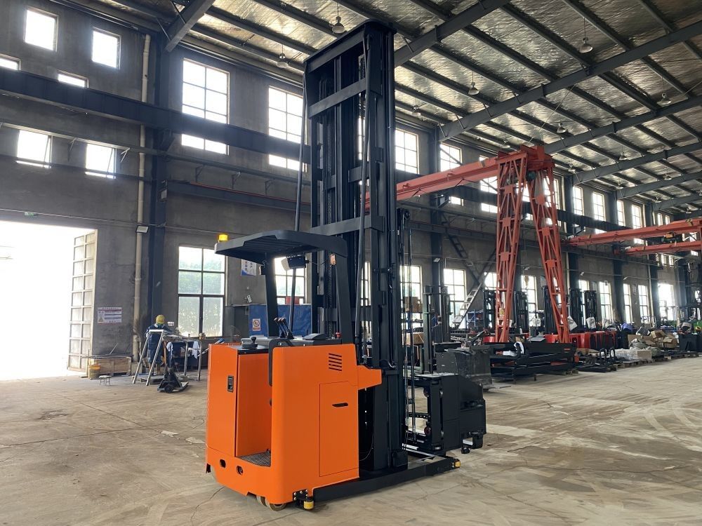 3 Way Electric Pallet Stacker 1500 KG Lifting Height 10000 mm Stand-on Driving type