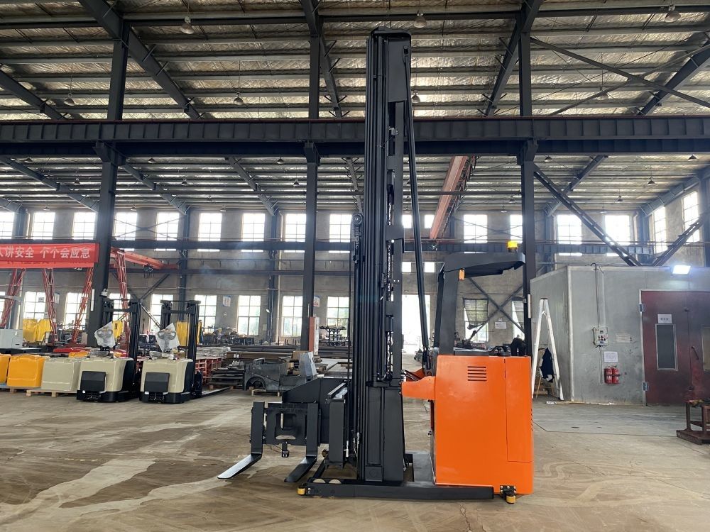 3 Way Electric Pallet Stacker 1500 KG Lifting Height 10000 mm Stand-on Driving type